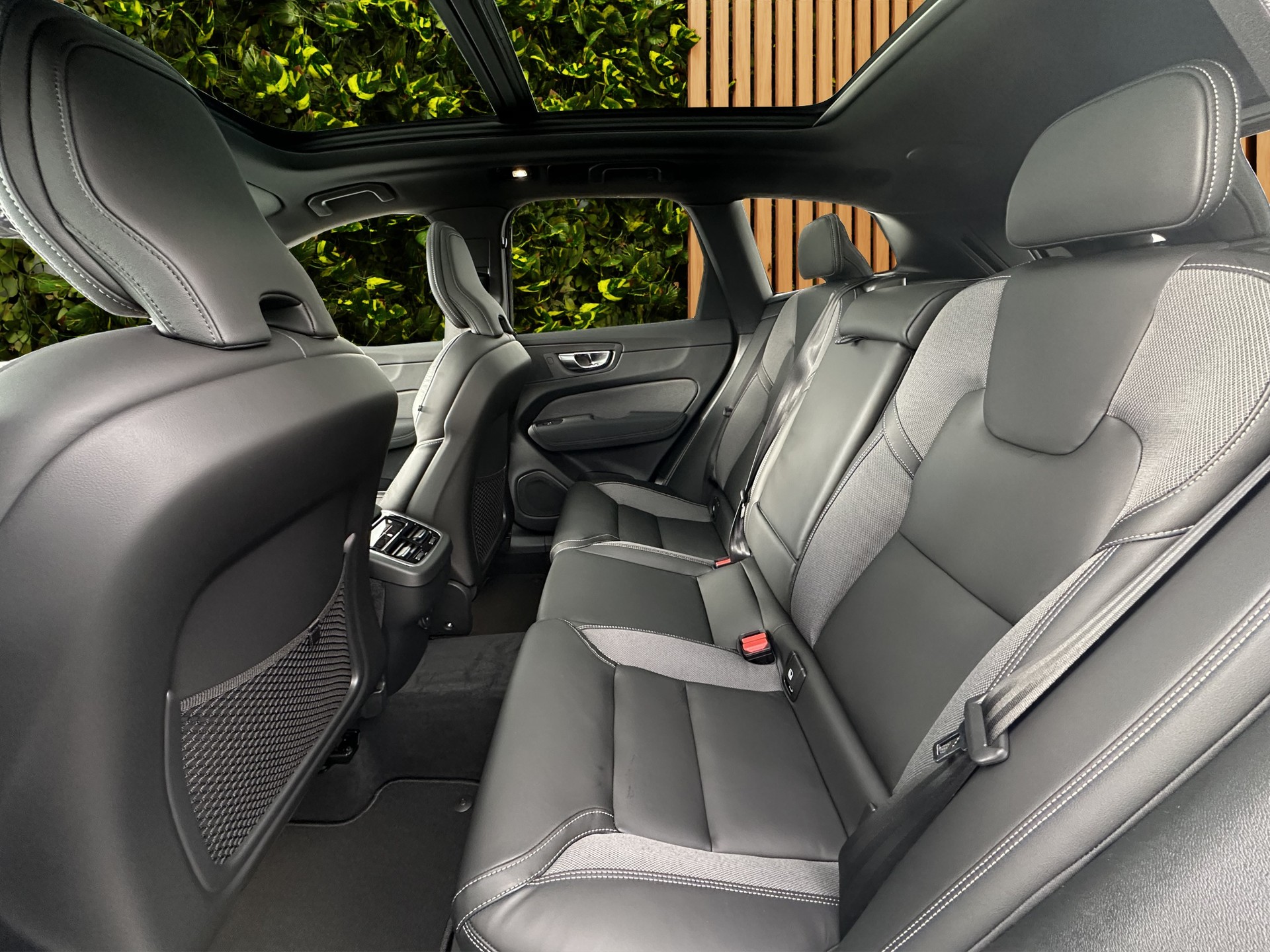 VOLVO XC60 2.0 B5 MH Black Edition AWD-image-13
