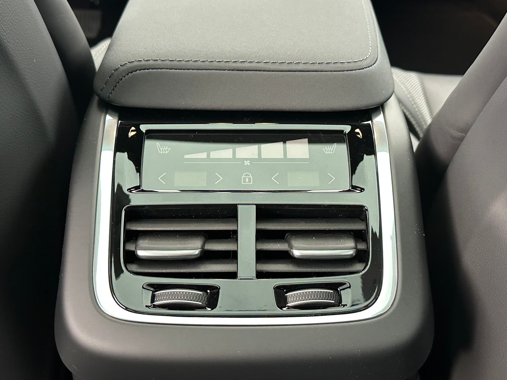 VOLVO XC60 2.0 B5 MH Black Edition AWD-image-14