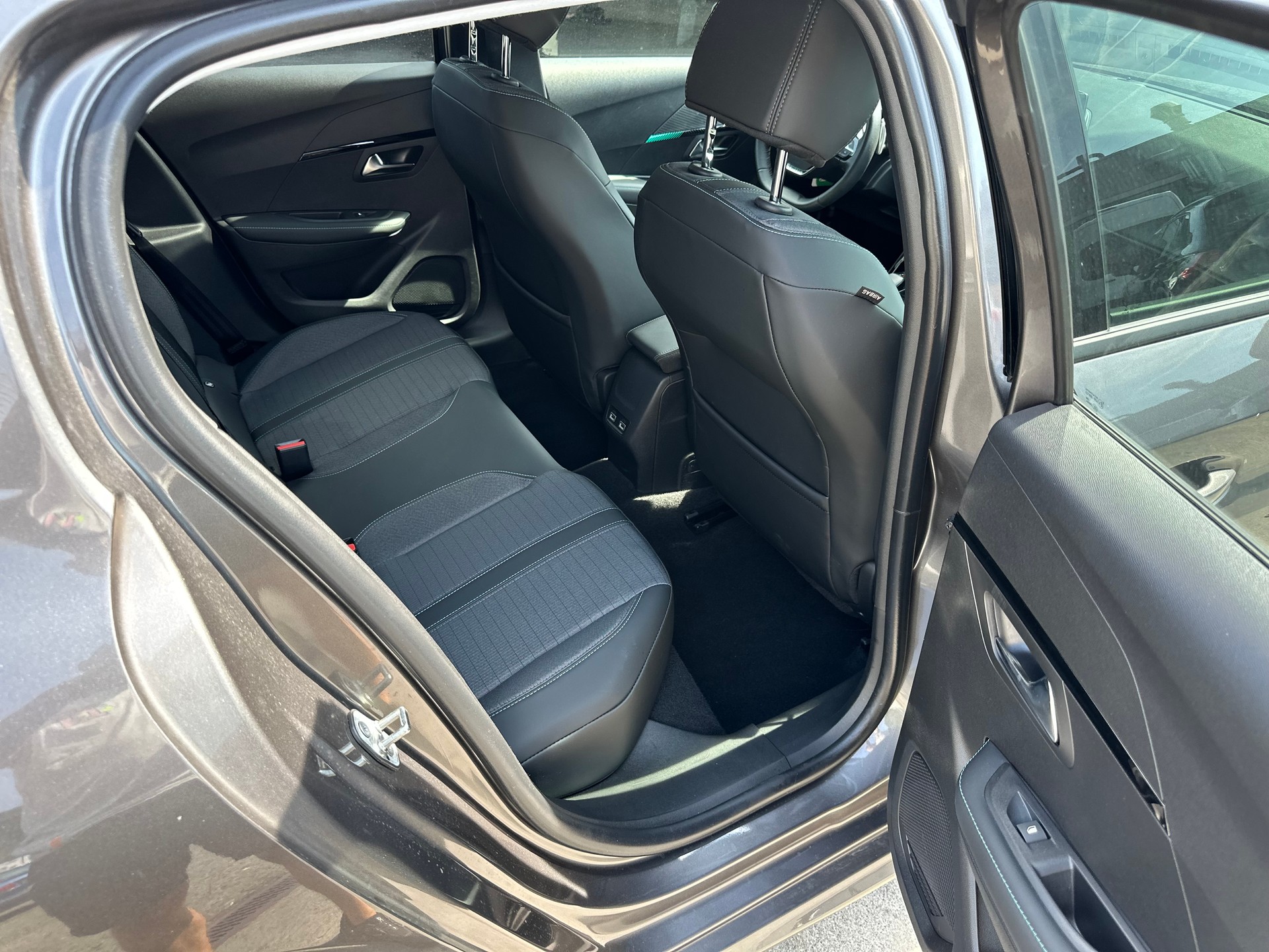 PEUGEOT 208 1.2 PureTech Allure Pack EAT8-image-9