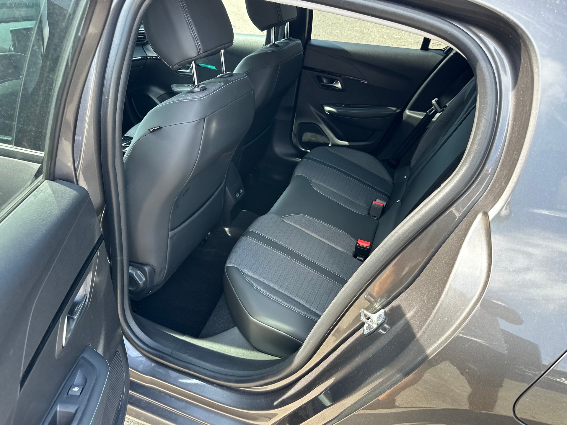 PEUGEOT 208 1.2 PureTech Allure Pack EAT8-image-14