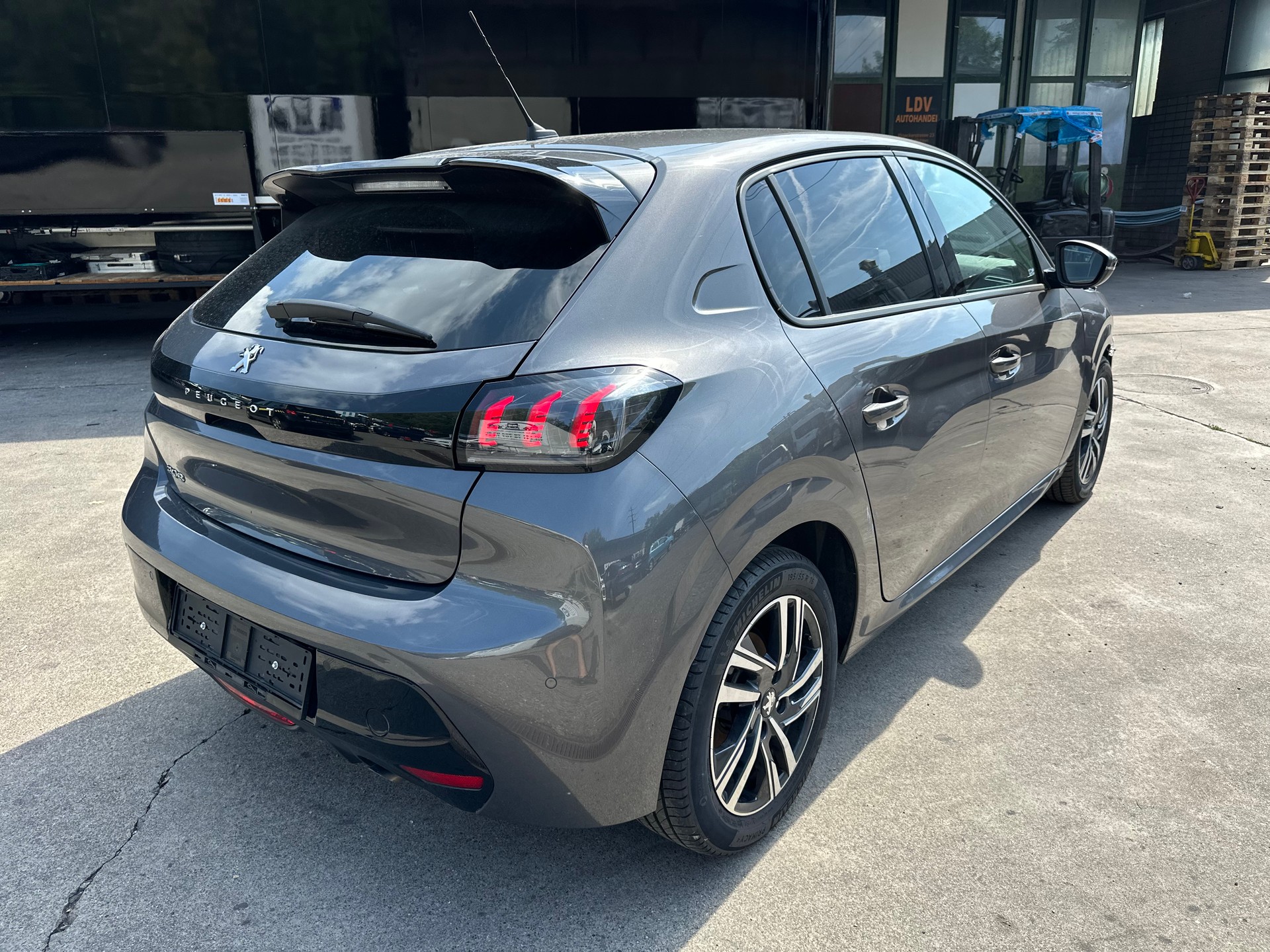 PEUGEOT 208 1.2 PureTech Allure Pack EAT8-image-2