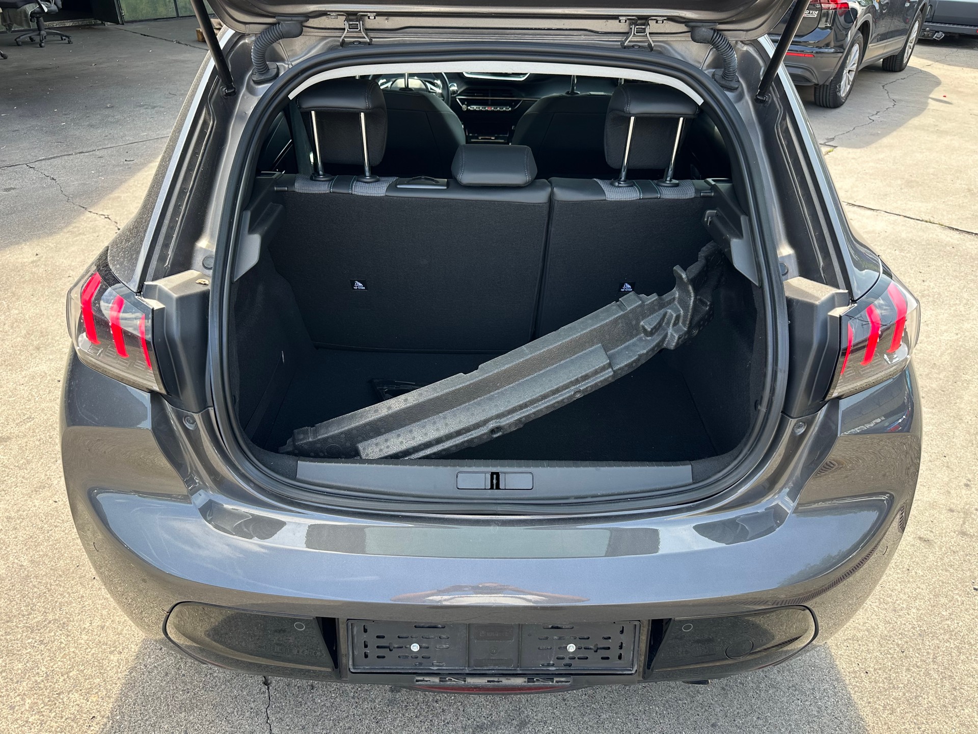 PEUGEOT 208 1.2 PureTech Allure Pack EAT8-image-11