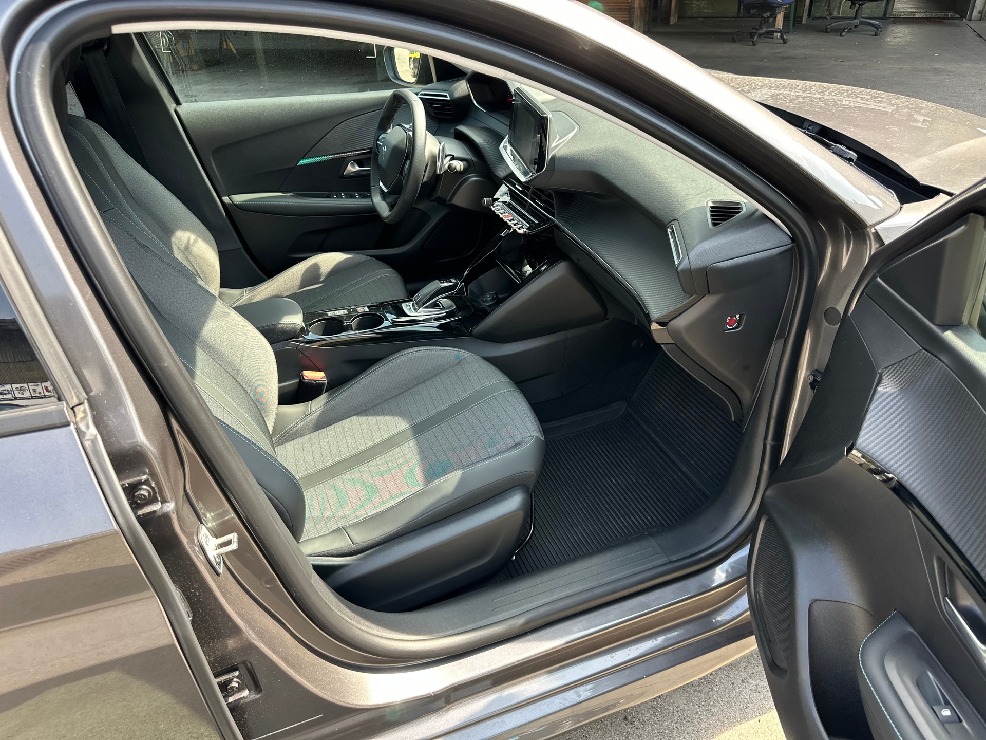 PEUGEOT 208 1.2 PureTech Allure Pack EAT8-image-6