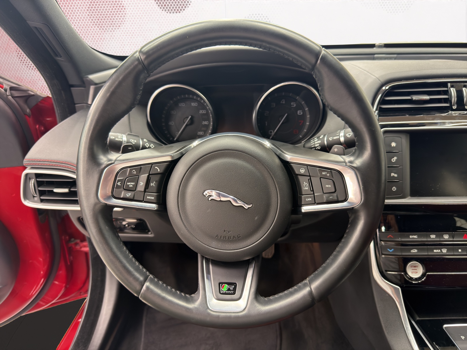 JAGUAR XE 25t 2.0 Prestige Automatic-image-14