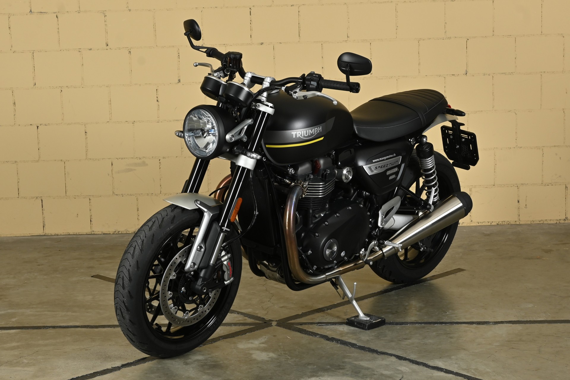 TRIUMPH Speed Twin 1200-showroom-element-2