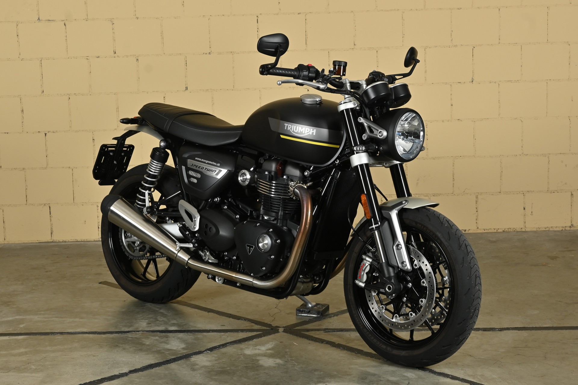TRIUMPH Speed Twin 1200-showroom-element-1