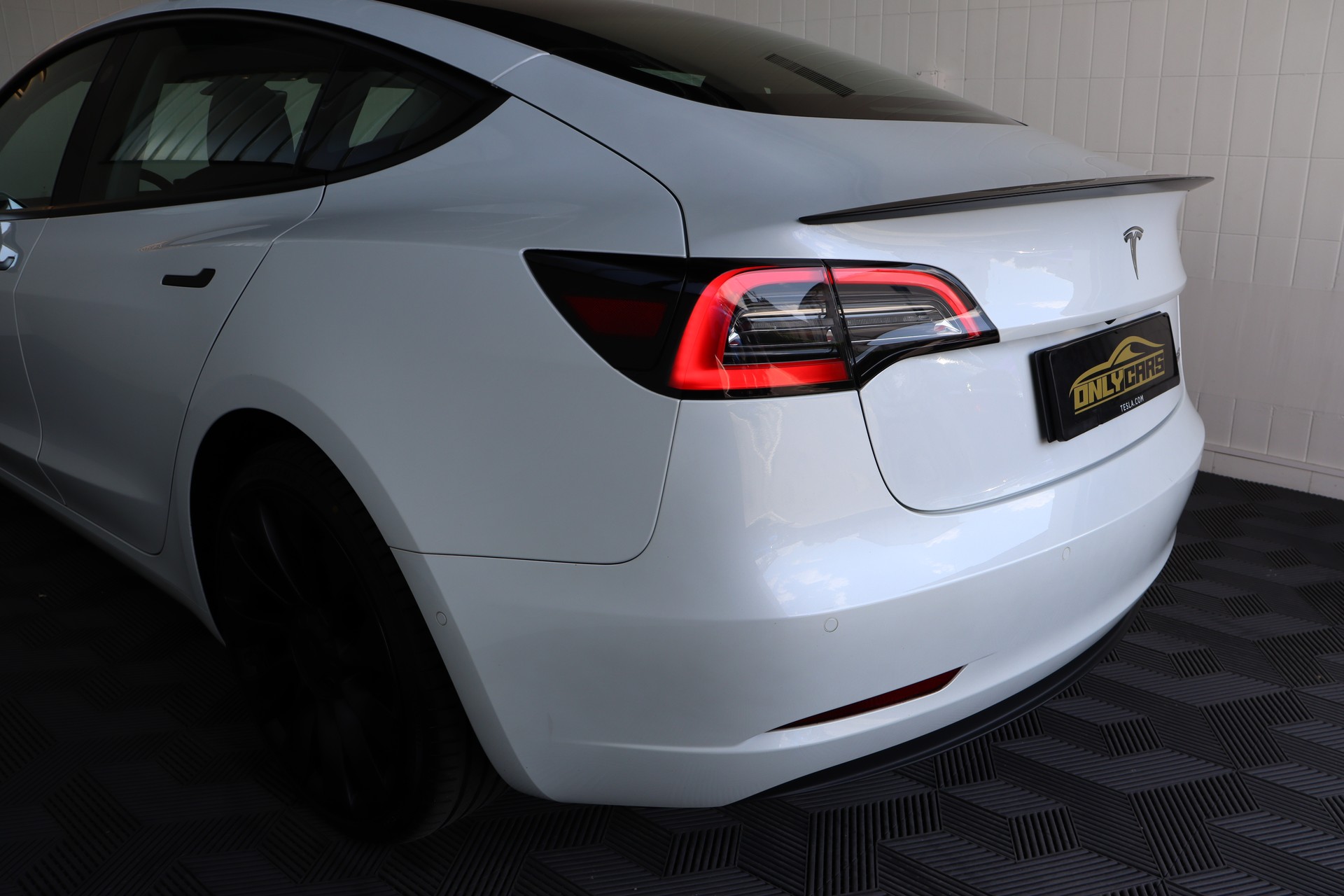 TESLA Model 3 Performance Dual Motor AWD-image-12