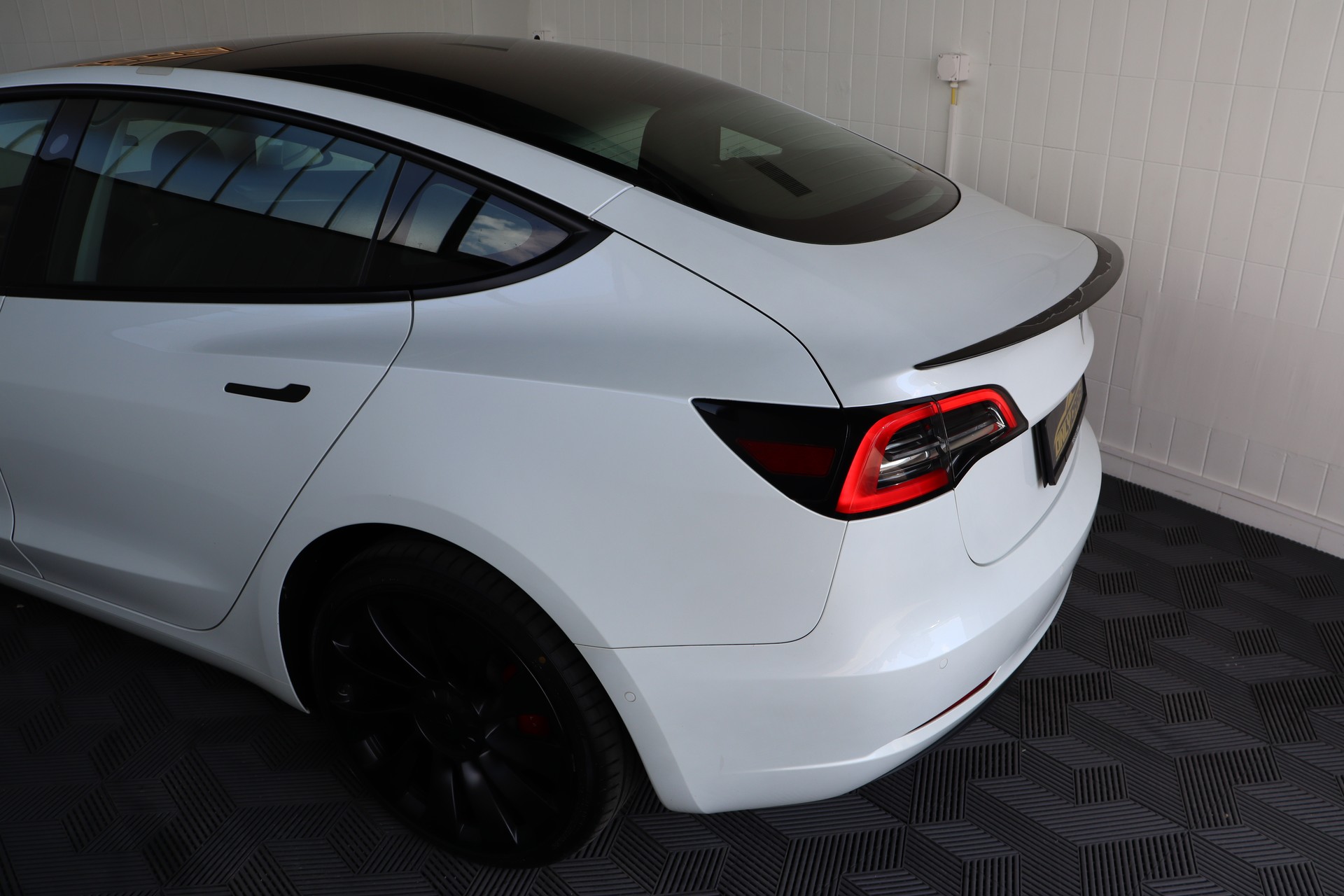 TESLA Model 3 Performance Dual Motor AWD-image-11