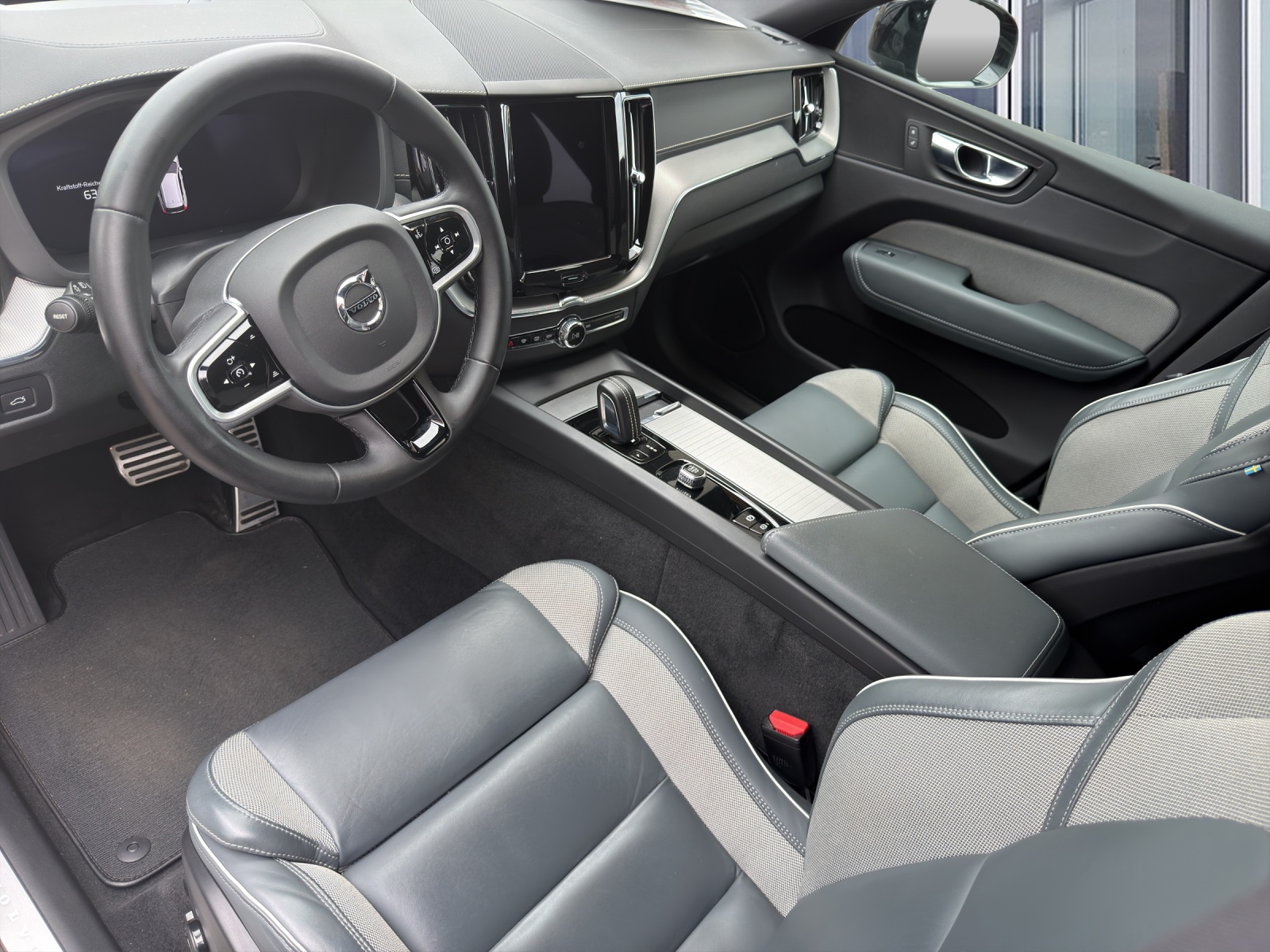 VOLVO XC60 2.0 B5 MH R-Design AWD-image-10