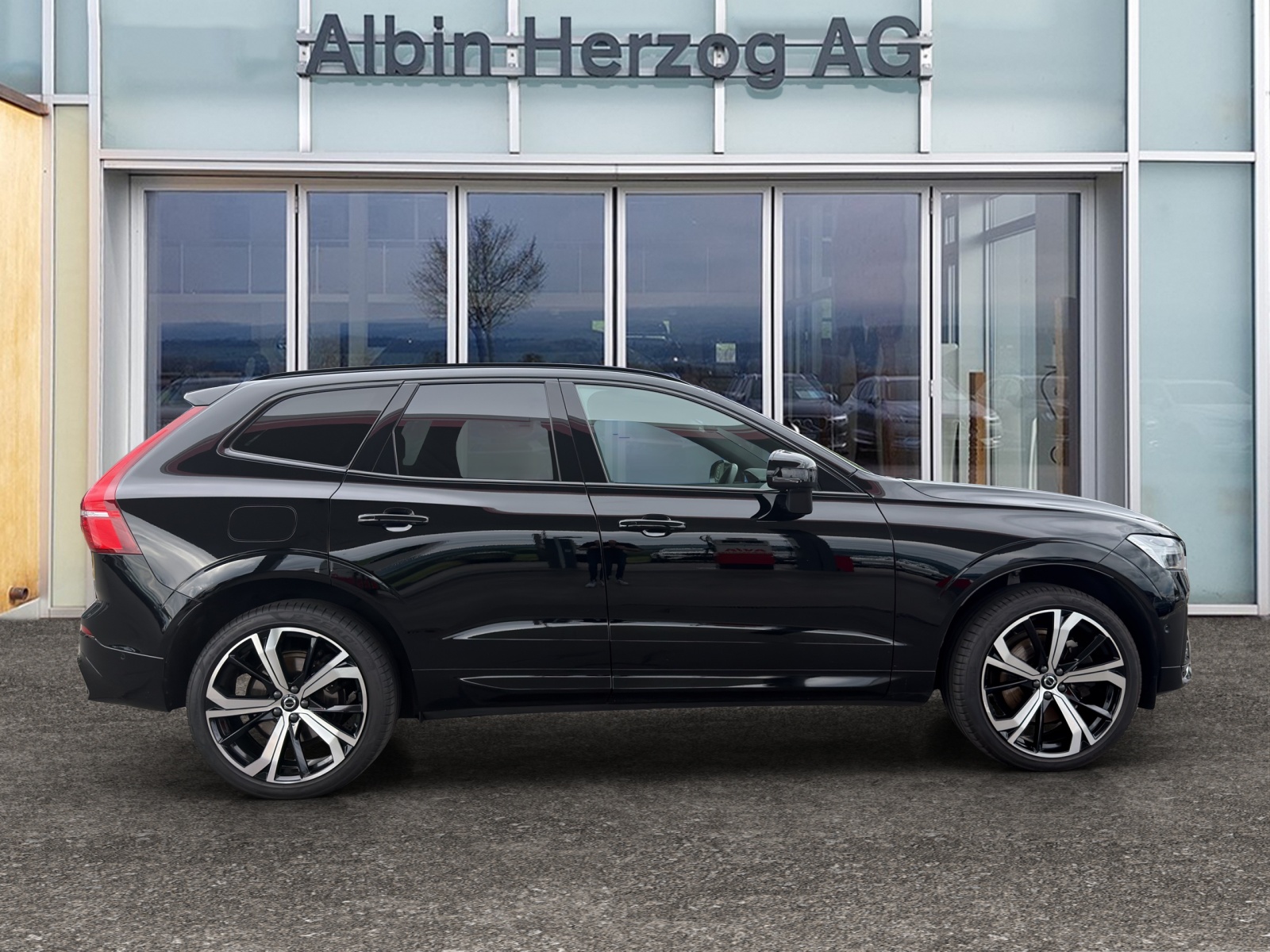 VOLVO XC60 2.0 B5 MH R-Design AWD-image-4