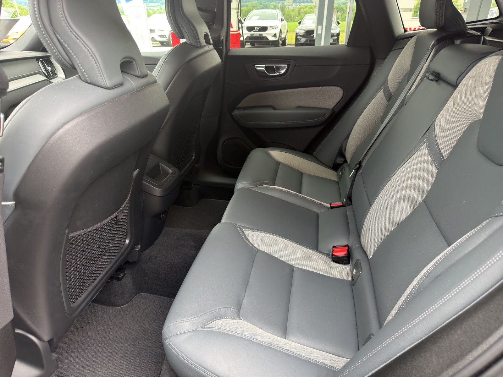VOLVO XC60 2.0 B5 MH R-Design AWD-image-11
