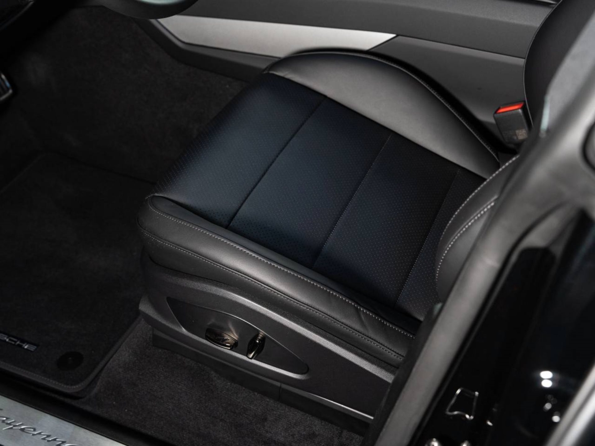 PORSCHE Cayenne S Coupé Electric-image-16