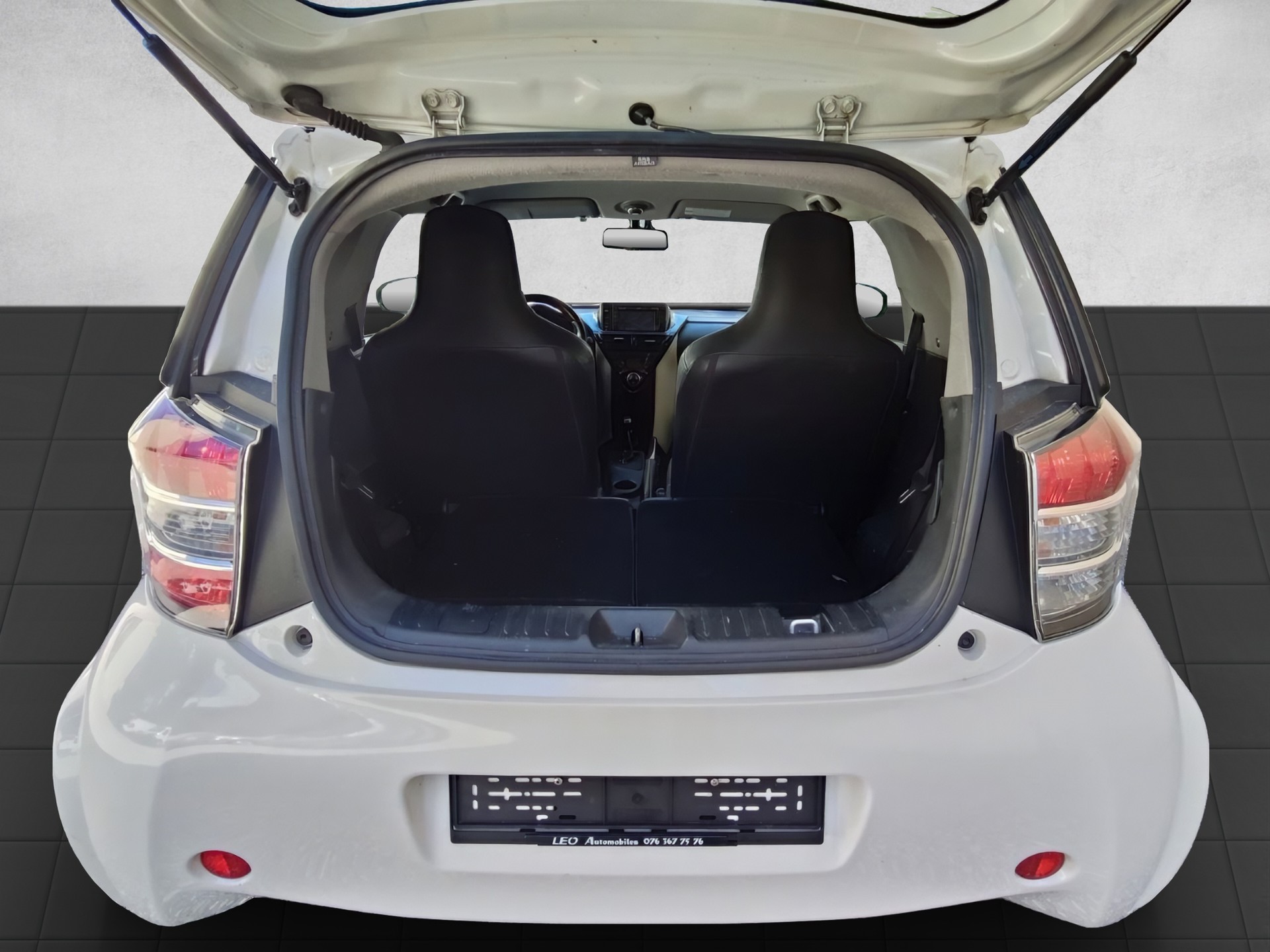 TOYOTA iQ 1.33 Dual VVT-i Linea Sol Premium Multidrive 98 PS-image-12