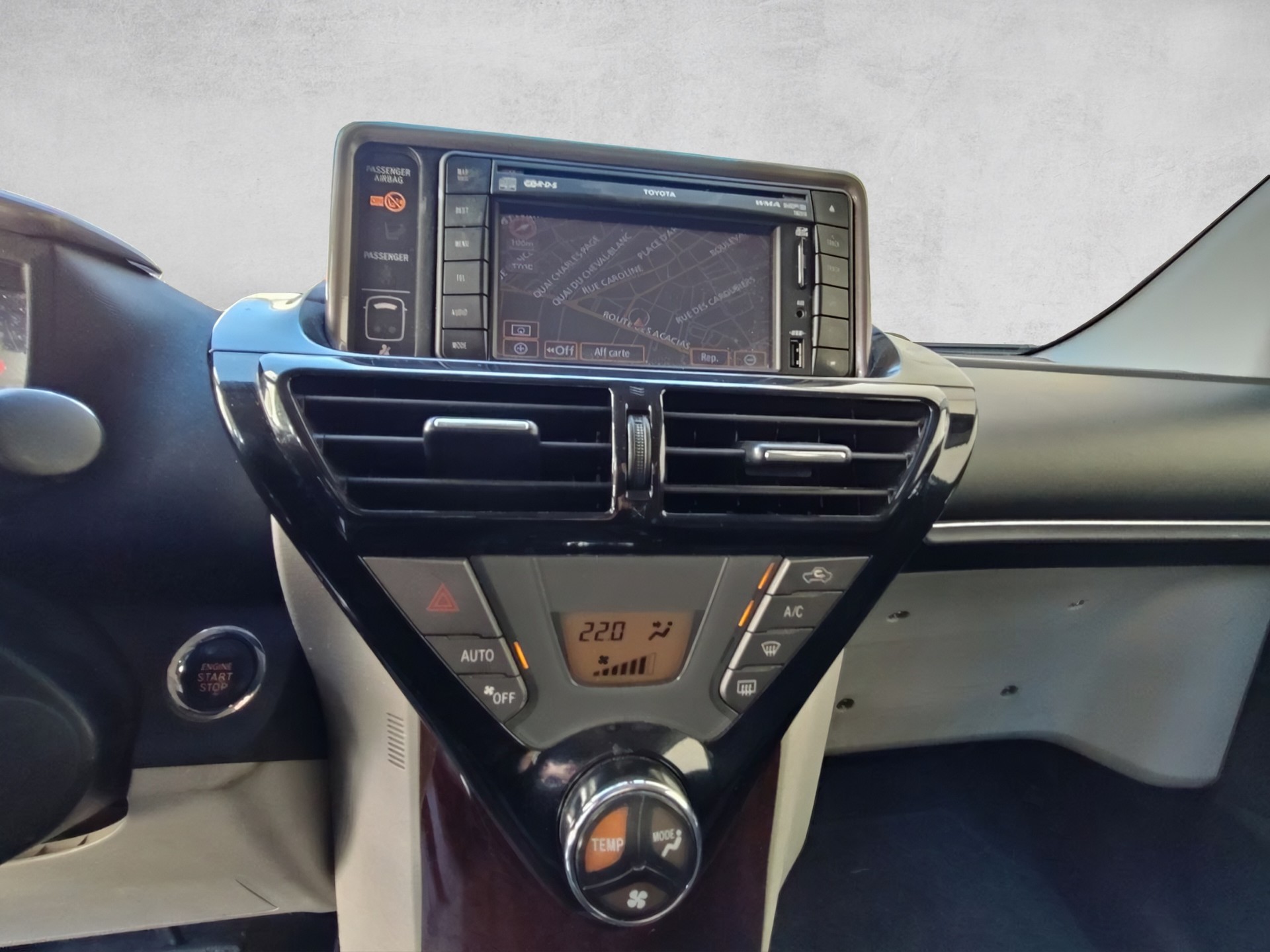 TOYOTA iQ 1.33 Dual VVT-i Linea Sol Premium Multidrive 98 PS-image-8