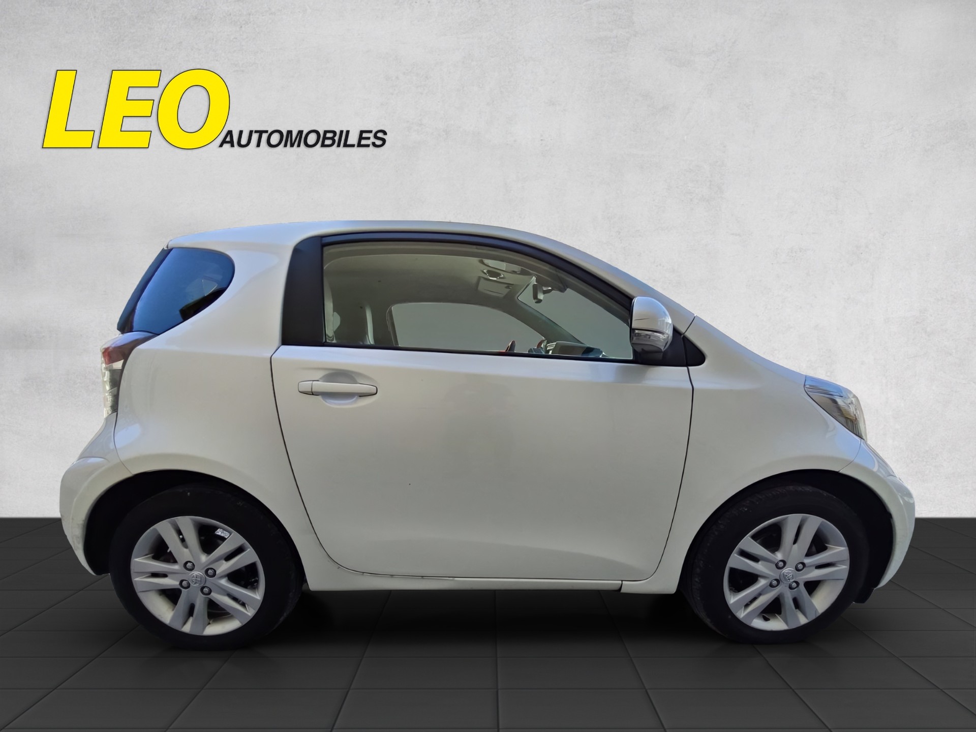 TOYOTA iQ 1.33 Dual VVT-i Linea Sol Premium Multidrive 98 PS-image-4
