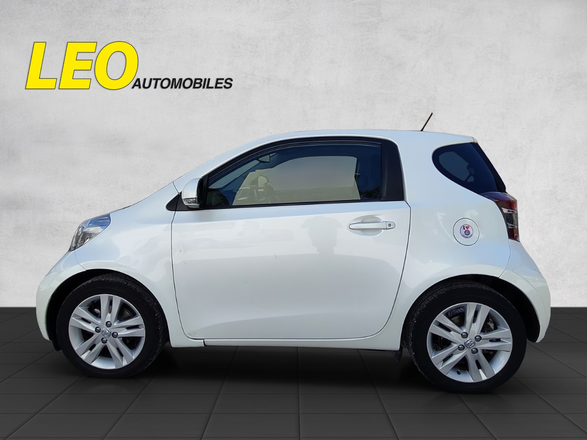 TOYOTA iQ 1.33 Dual VVT-i Linea Sol Premium Multidrive 98 PS-image-3