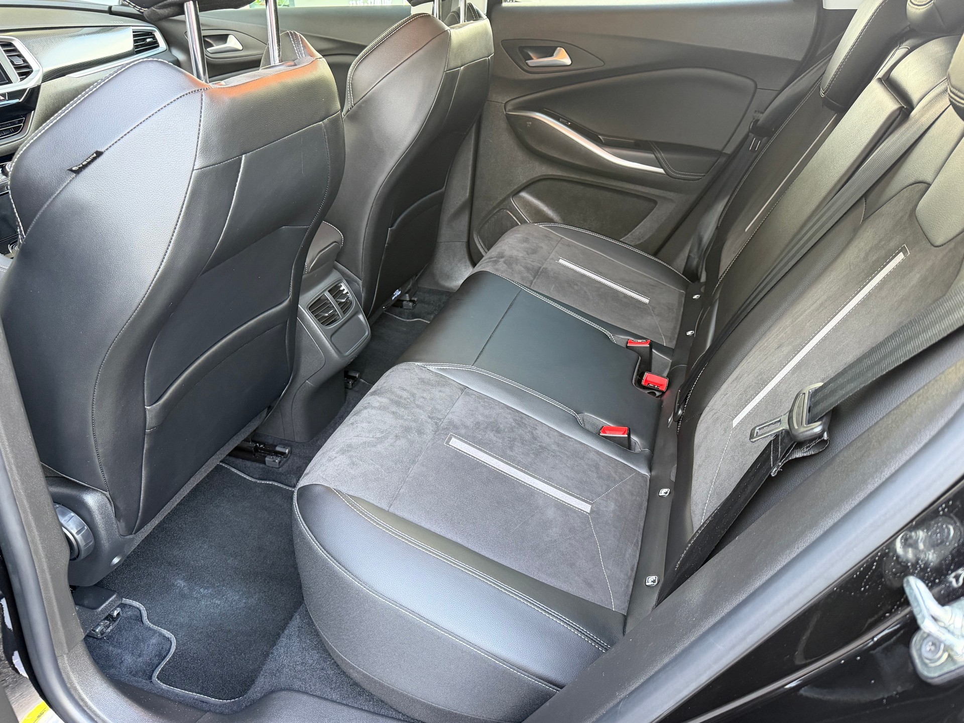 OPEL Grandland 1.6 Hybrid4 GSe Automatik-image-7