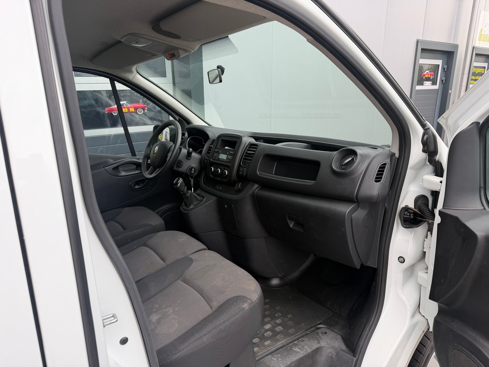 RENAULT Trafic 2.0 dCi 120 3.0t Access L1H1-image-9