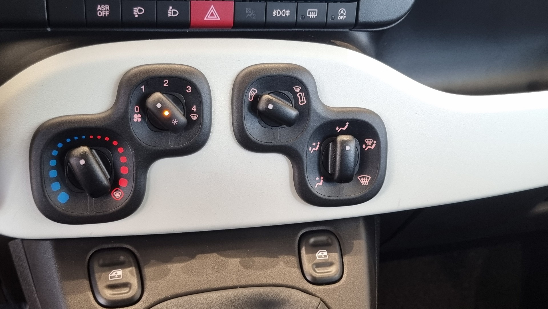 FIAT Panda 1.0 Hybrid Cross-image-12