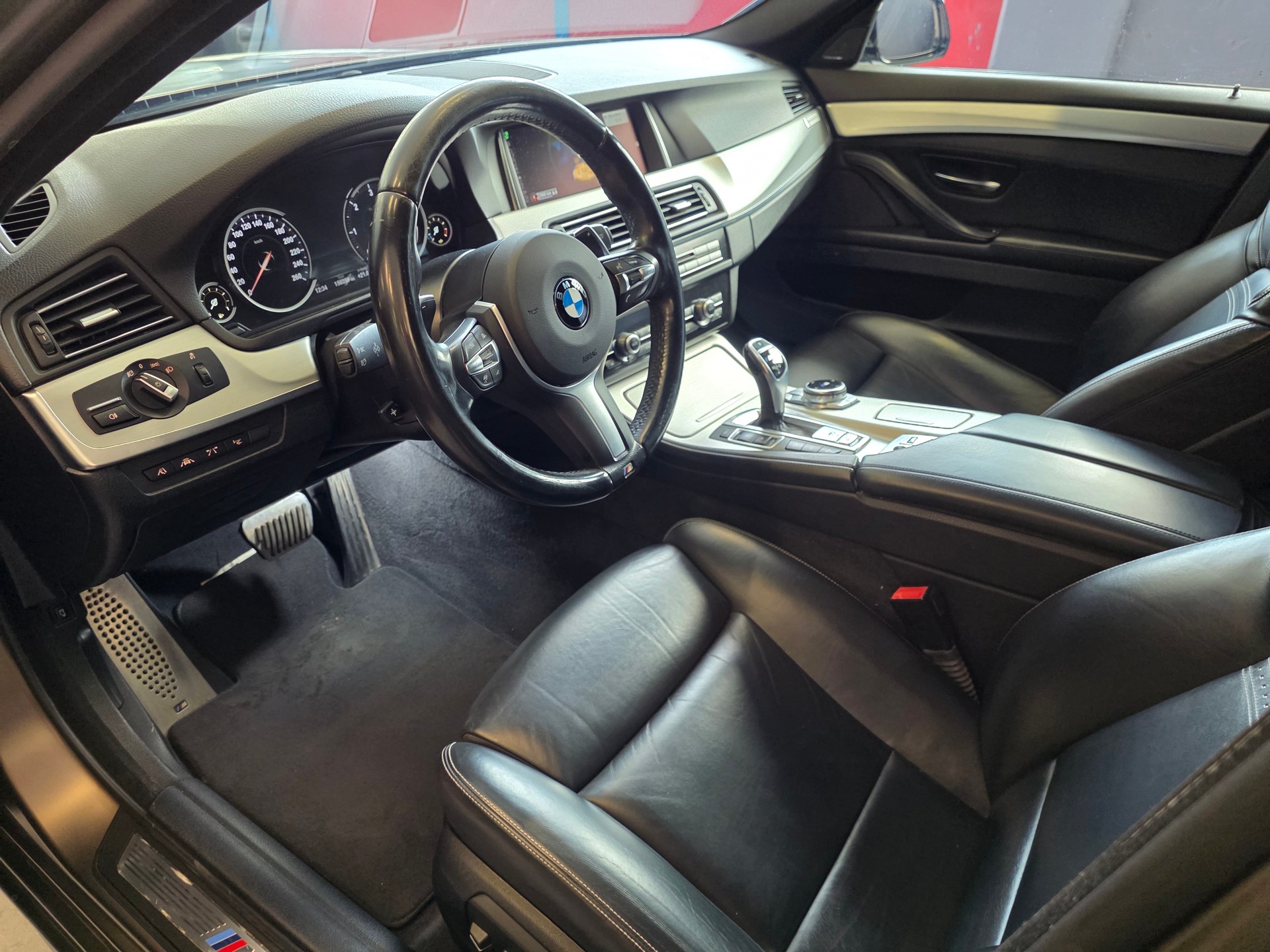 BMW M550d Touring xDrive Steptronic-image-8