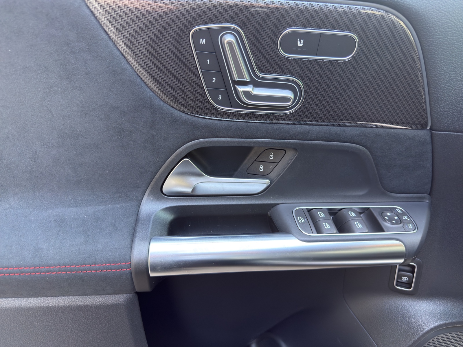 MERCEDES-BENZ GLA 200 7G-DCT-image-11