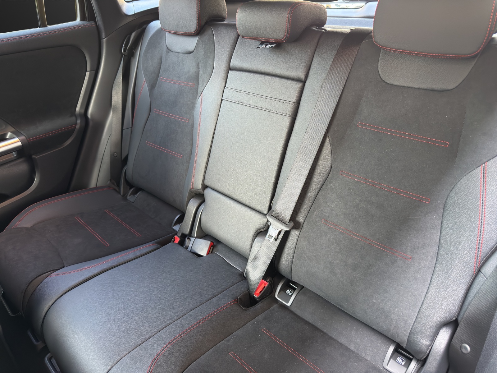 MERCEDES-BENZ GLA 200 7G-DCT-image-13