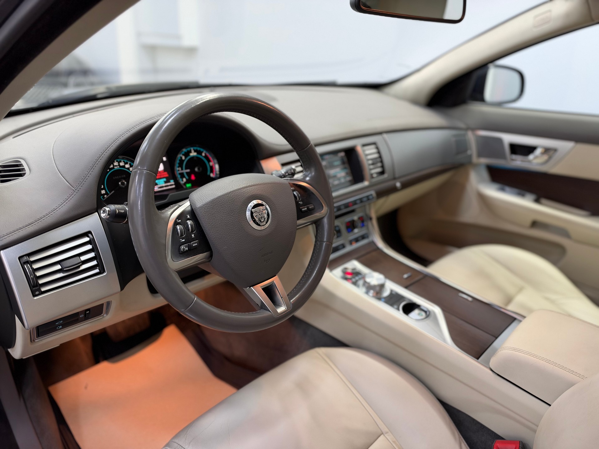 JAGUAR XF 3.0d V6-image-11