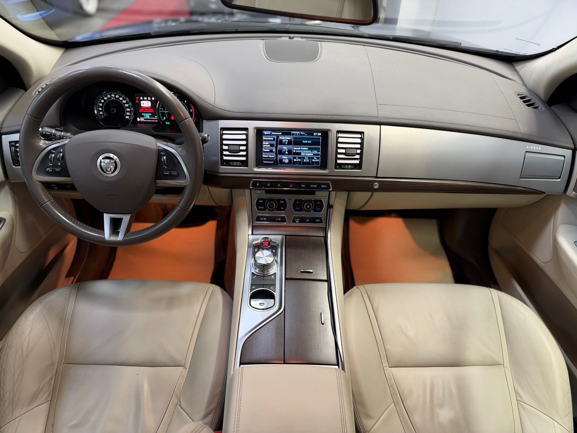 JAGUAR XF 3.0d V6-image-7