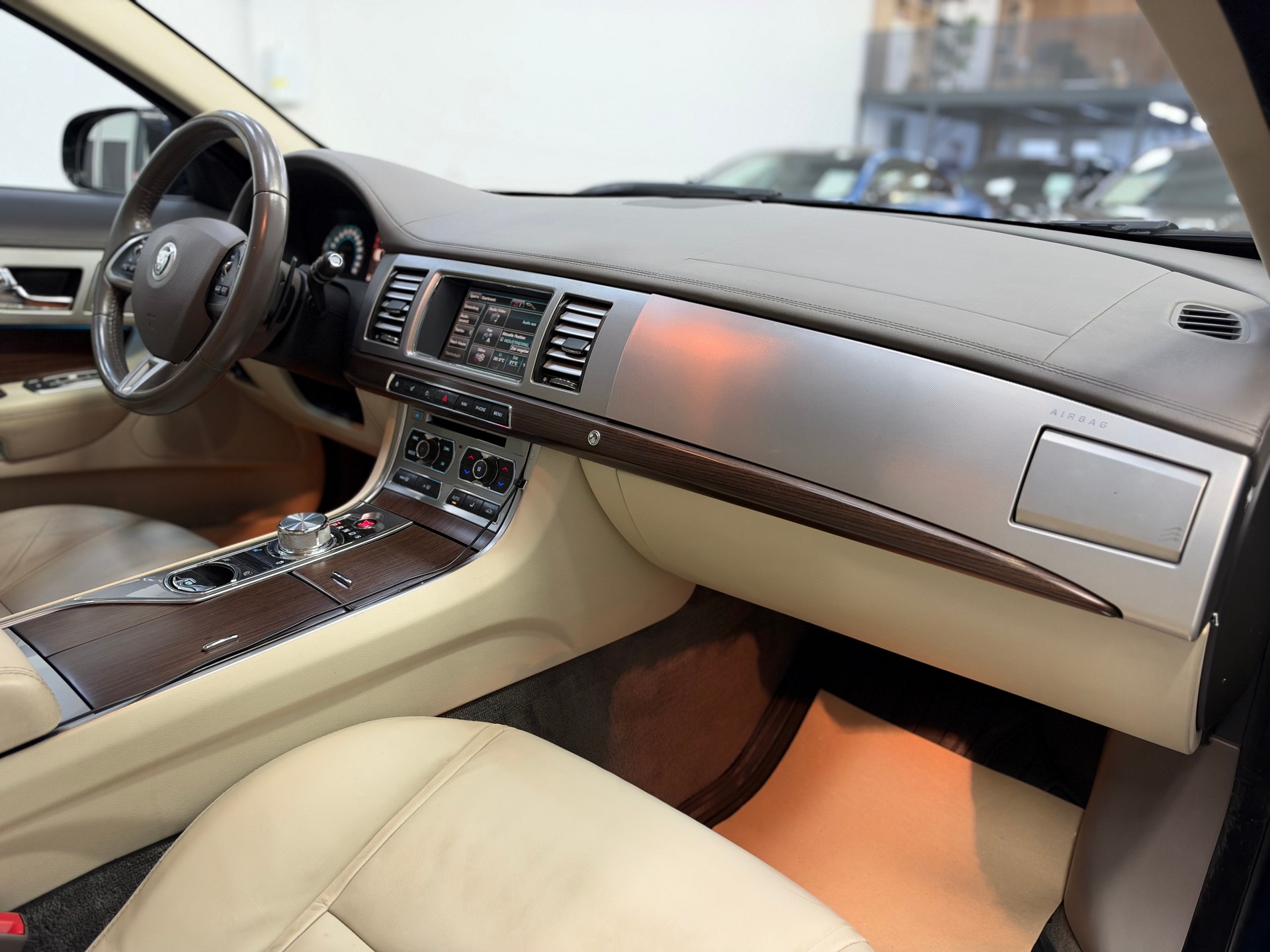 JAGUAR XF 3.0d V6-image-9