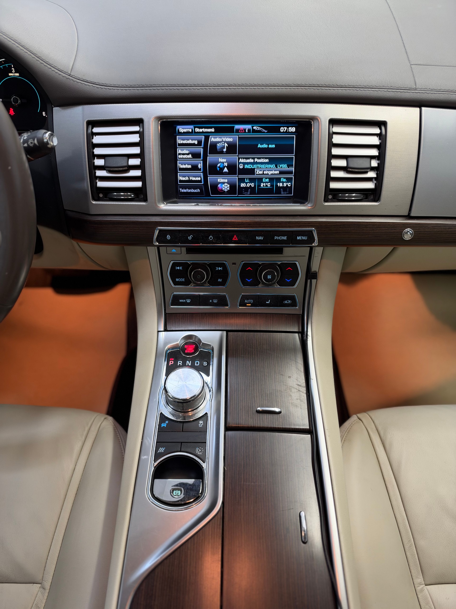 JAGUAR XF 3.0d V6-image-10
