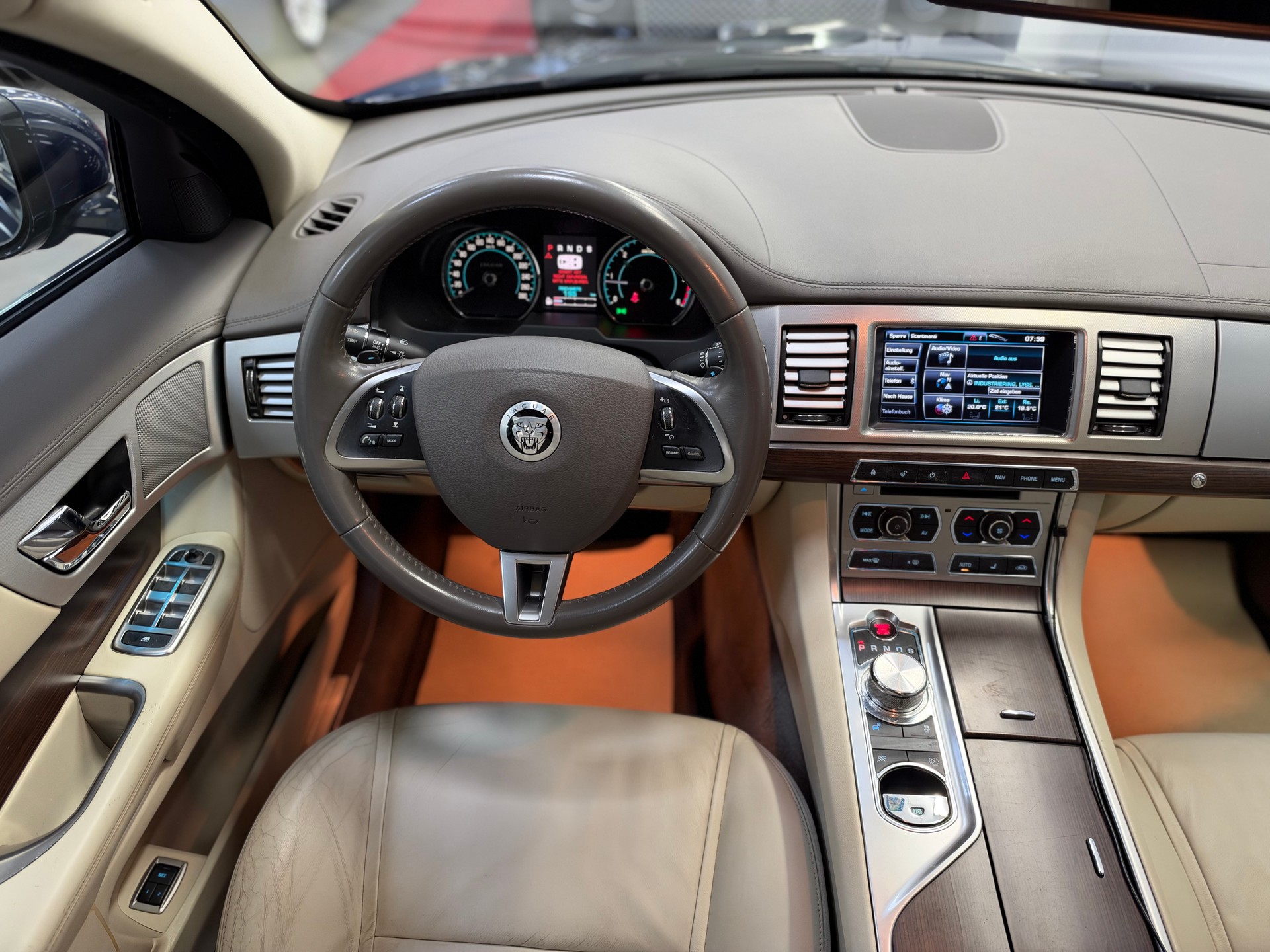 JAGUAR XF 3.0d V6-image-8