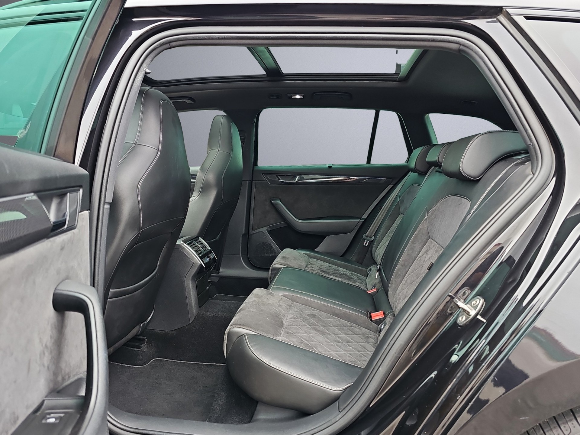 SKODA Superb Combi 2.0 TSI SportLine+ DSG 4x4-image-7