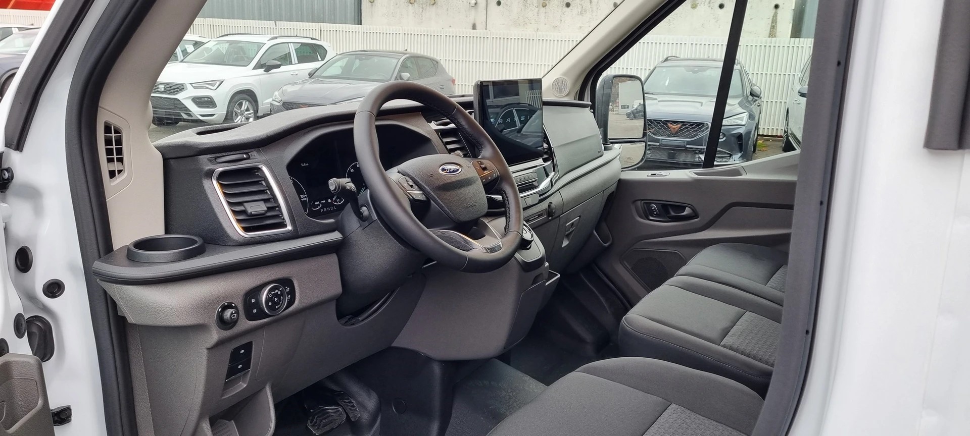 FORD E-Transit Van 350 L2 Trend RWD 68kWh-image-3
