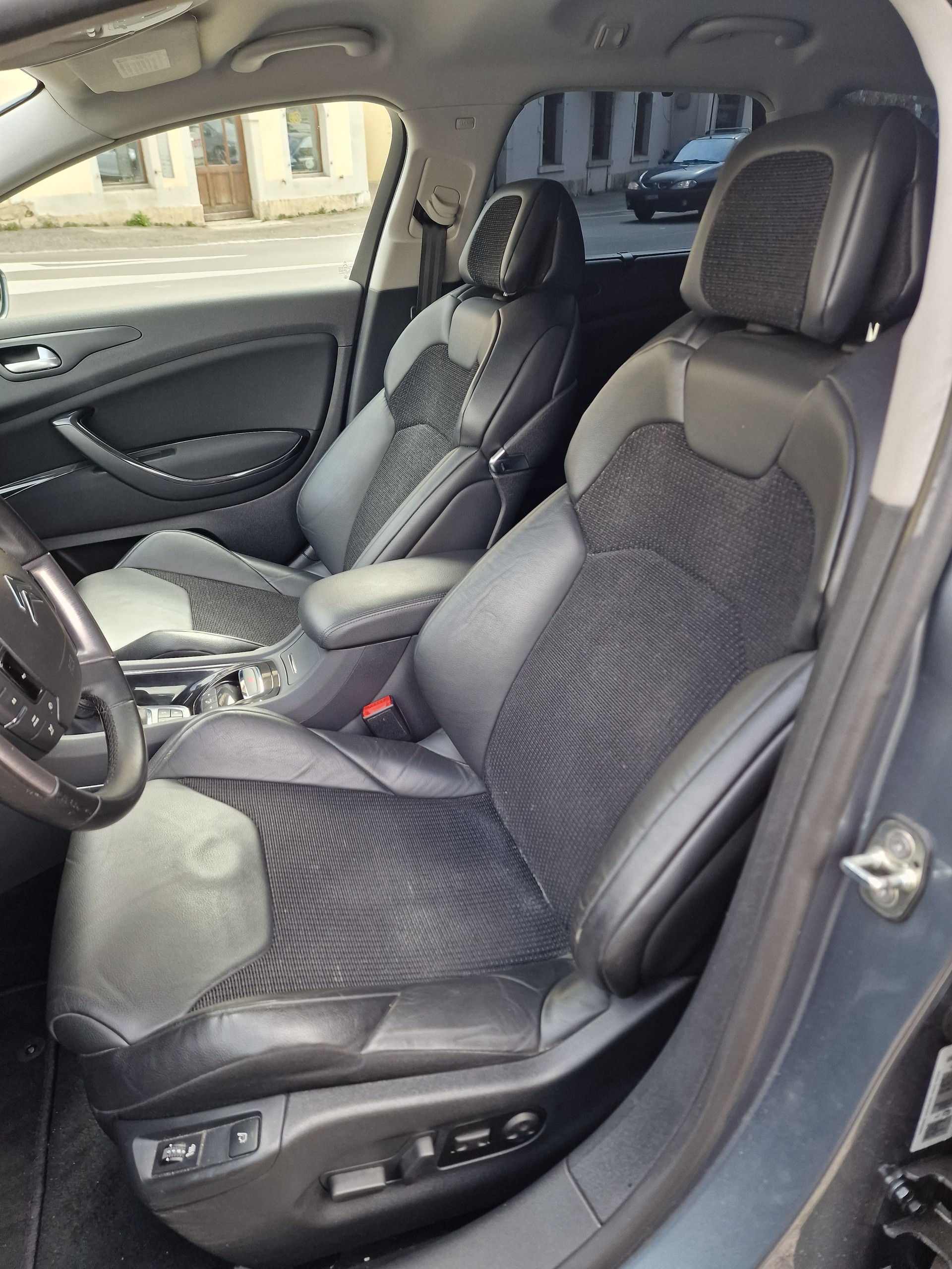 CITROEN C5 Tourer 1.6 Turbo Exclusive Automatic-image-9