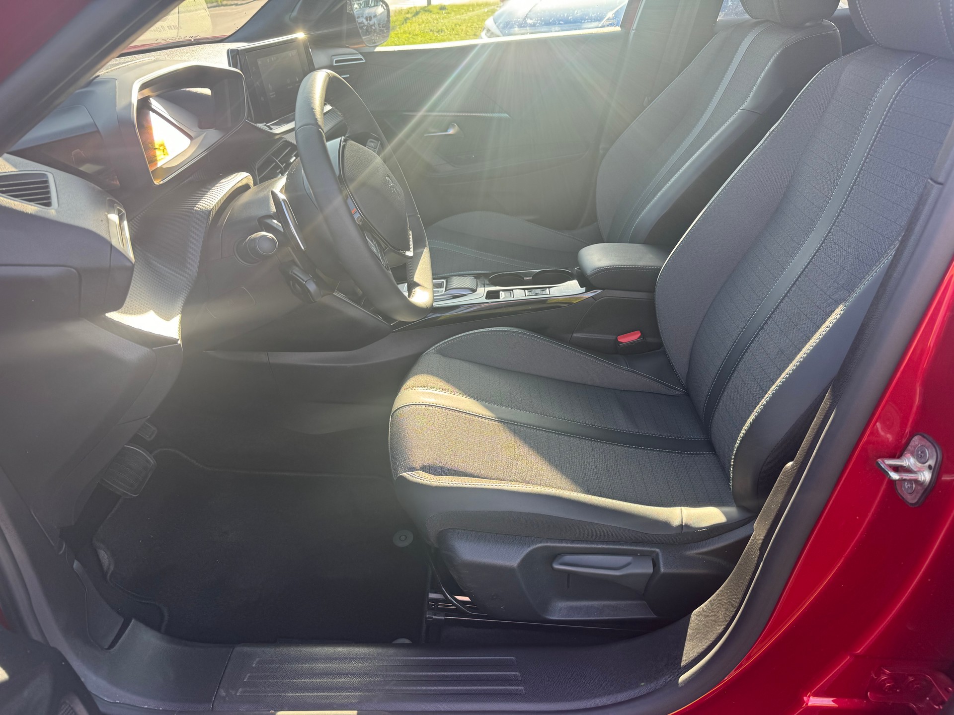 PEUGEOT 2008 1.2 PureTech Allure Pack EAT8-image-6