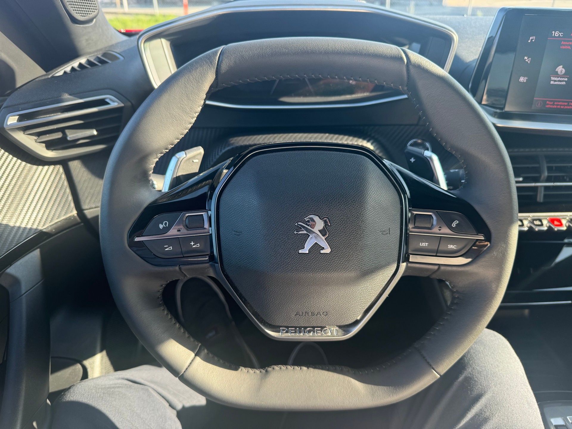 PEUGEOT 2008 1.2 PureTech Allure Pack EAT8-image-9