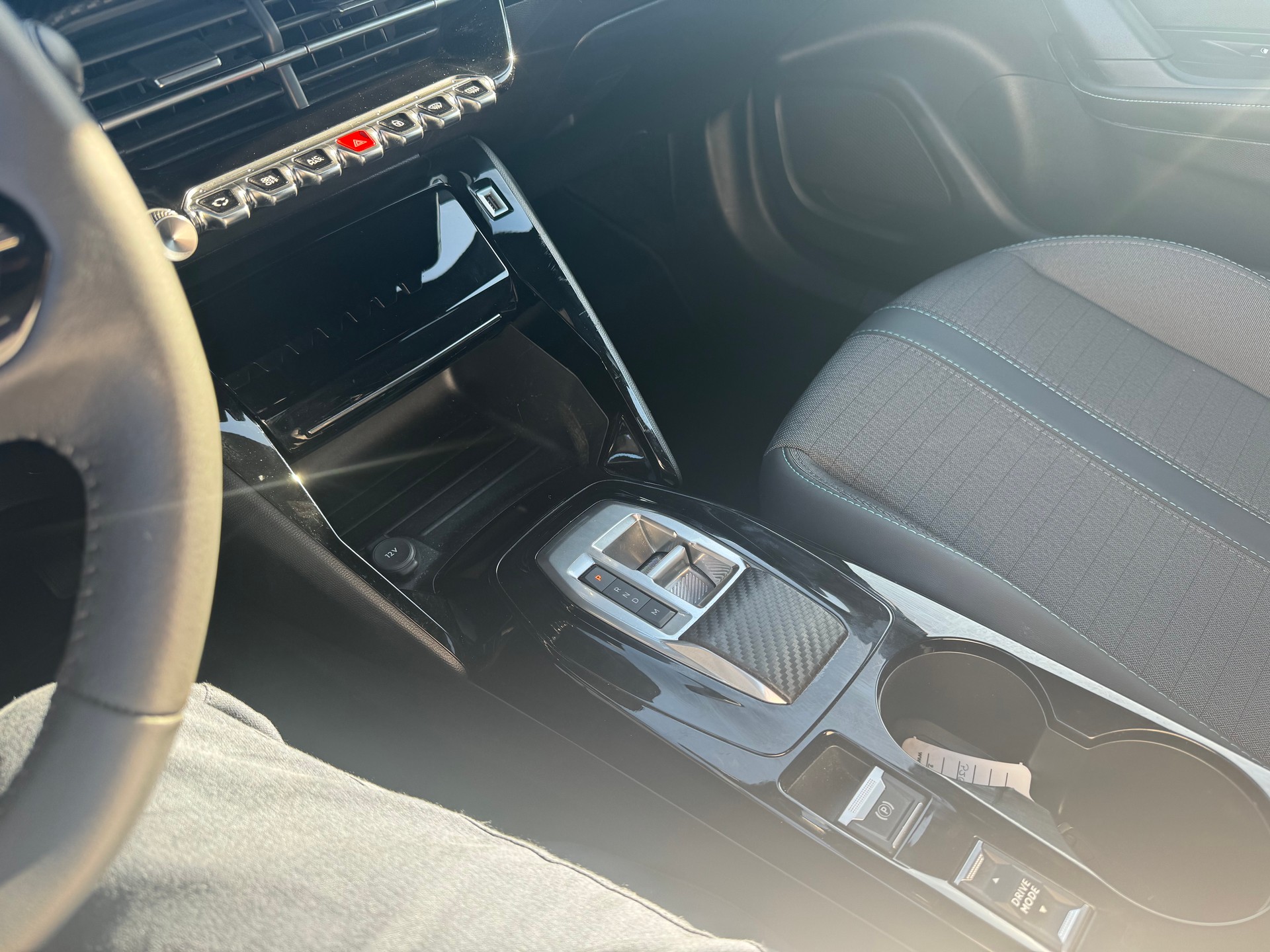 PEUGEOT 2008 1.2 PureTech Allure Pack EAT8-image-13