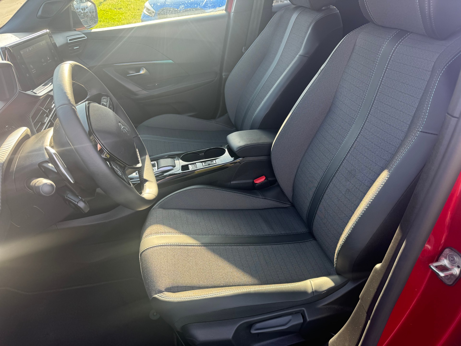 PEUGEOT 2008 1.2 PureTech Allure Pack EAT8-image-7