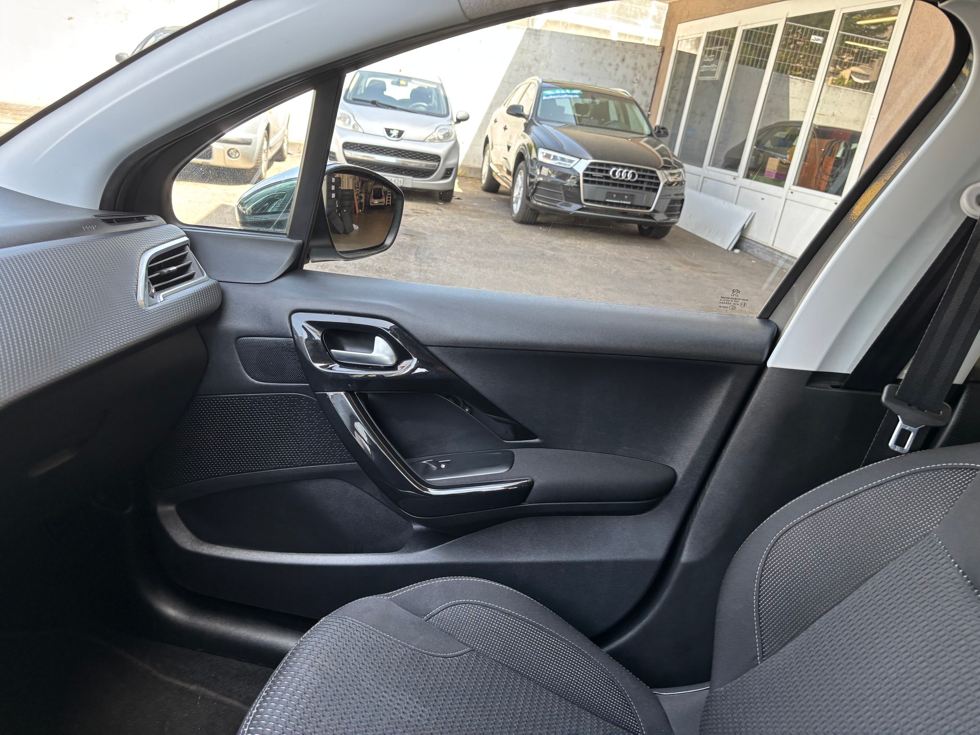 PEUGEOT 208 1.2 PureTech Active-image-26