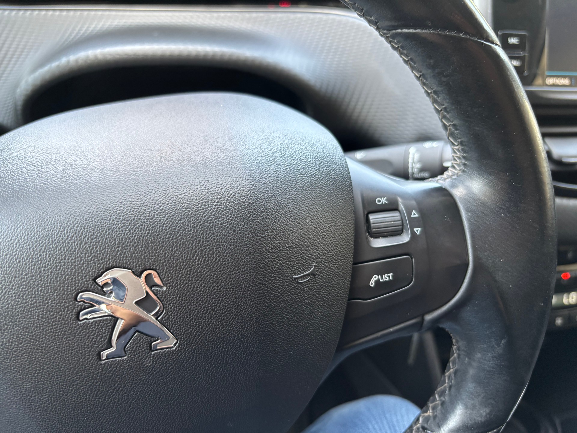 PEUGEOT 208 1.2 PureTech Active-image-28