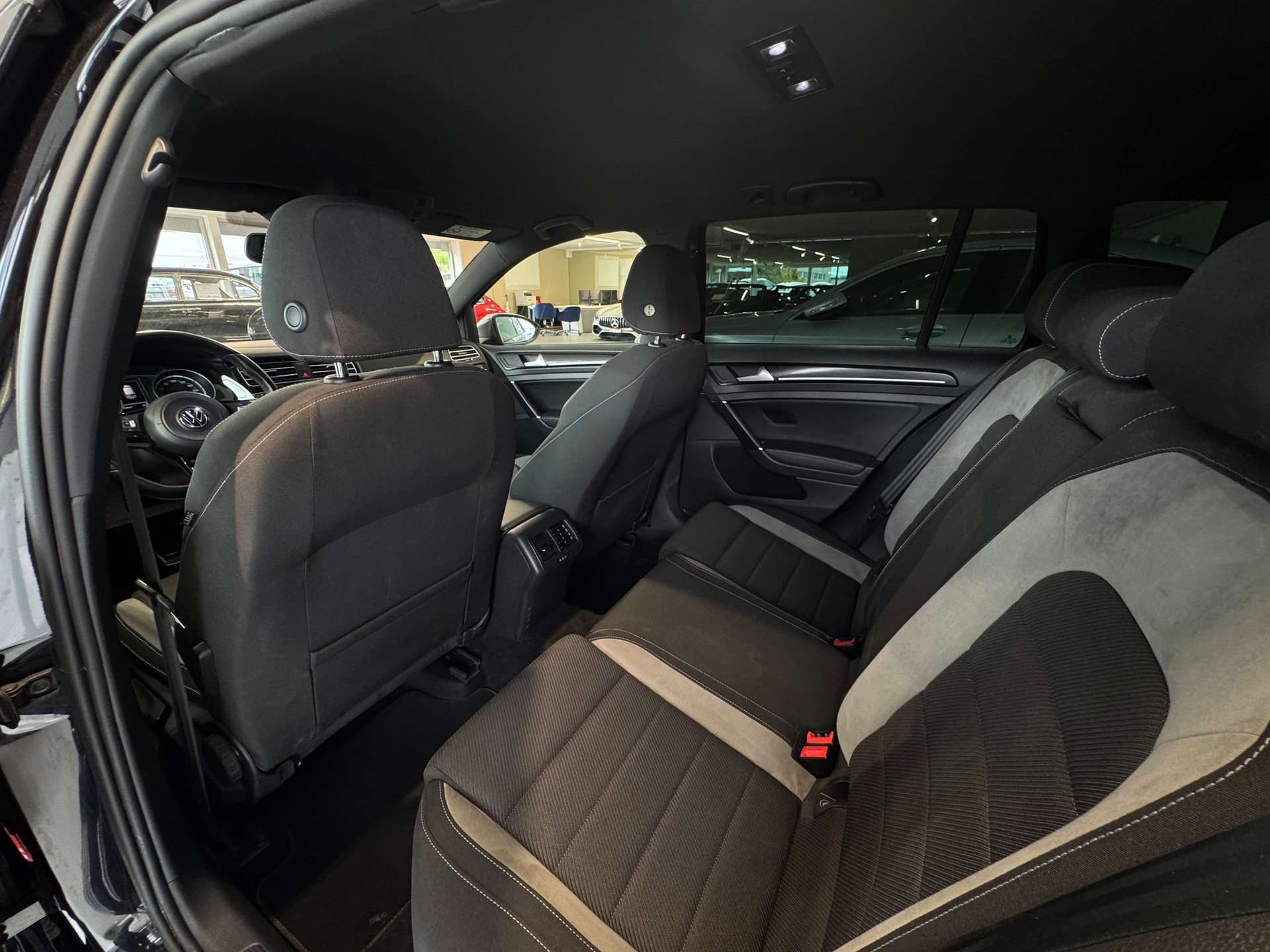 VW Golf Variant 2.0 TSI R 4 Motion DSG-image-15