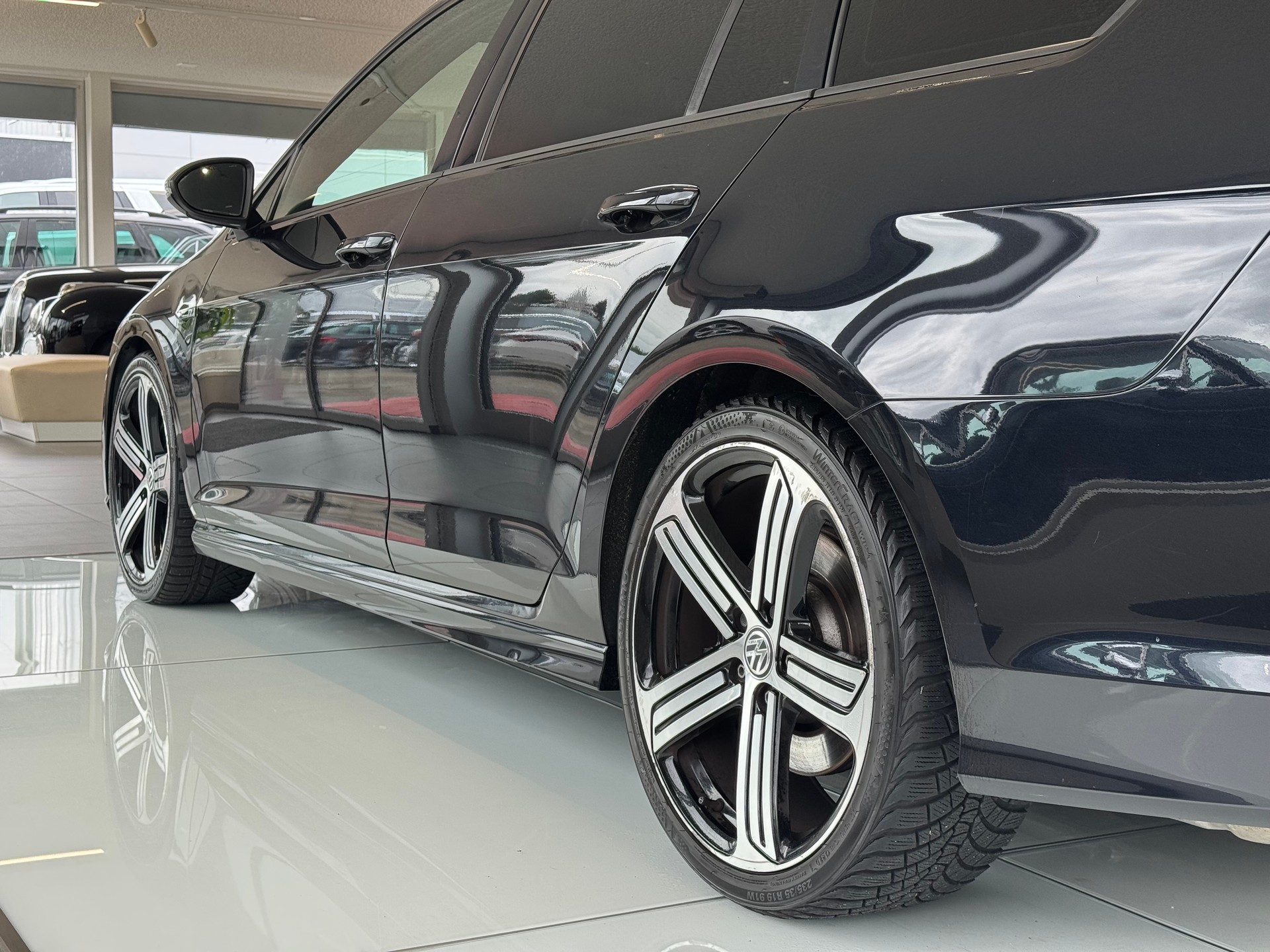 VW Golf Variant 2.0 TSI R 4 Motion DSG-image-10