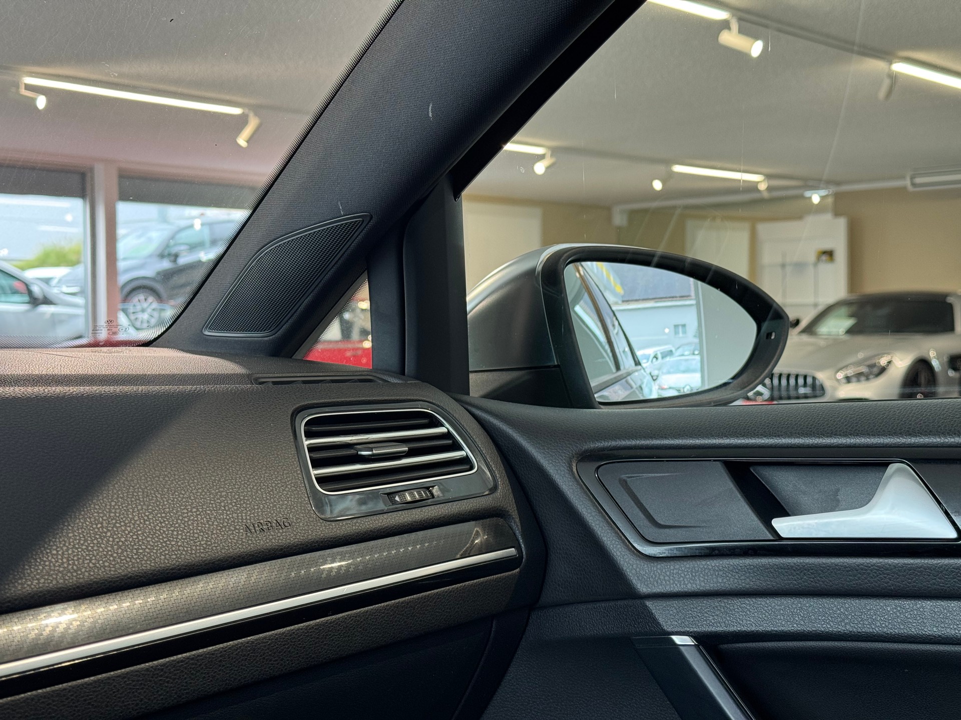 VW Golf Variant 2.0 TSI R 4 Motion DSG-image-16