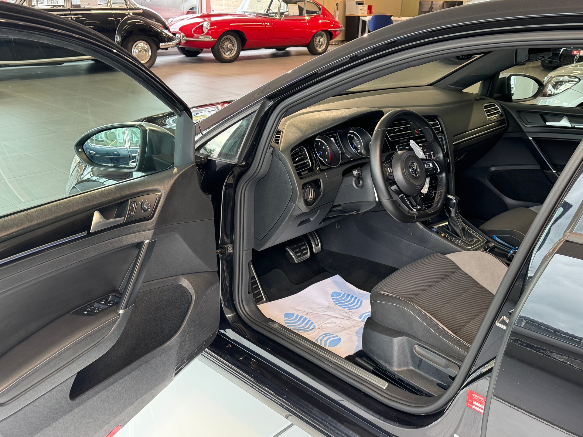VW Golf Variant 2.0 TSI R 4 Motion DSG-image-11