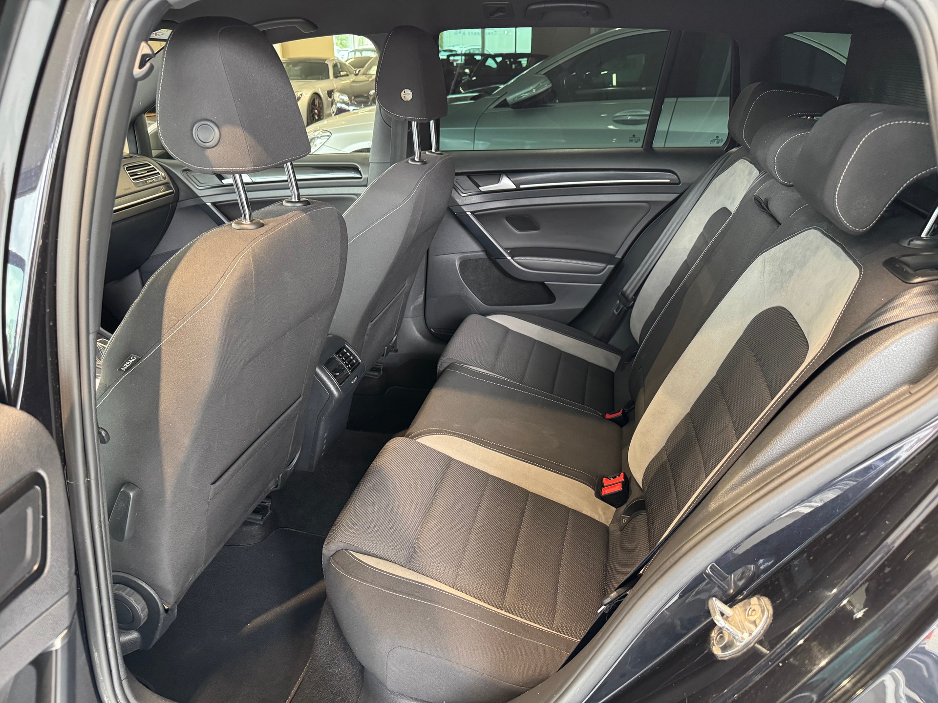 VW Golf Variant 2.0 TSI R 4 Motion DSG-image-14