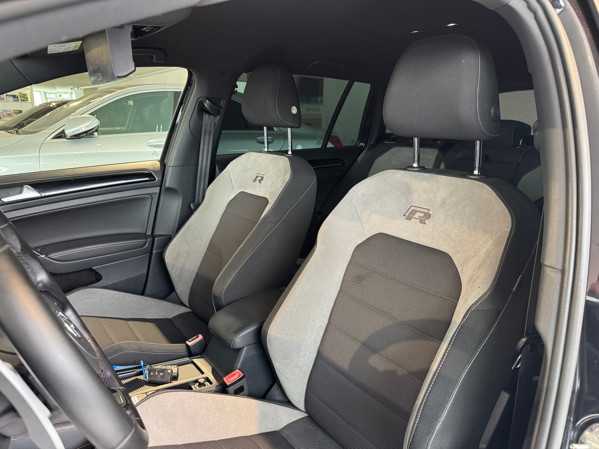 VW Golf Variant 2.0 TSI R 4 Motion DSG-image-12