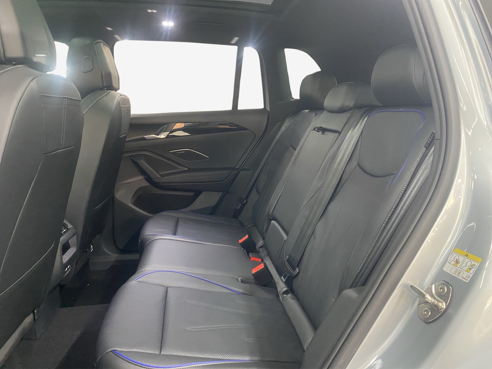 VW Tiguan 2.0 TDI SCR R-Line 4Motion DSG-image-11