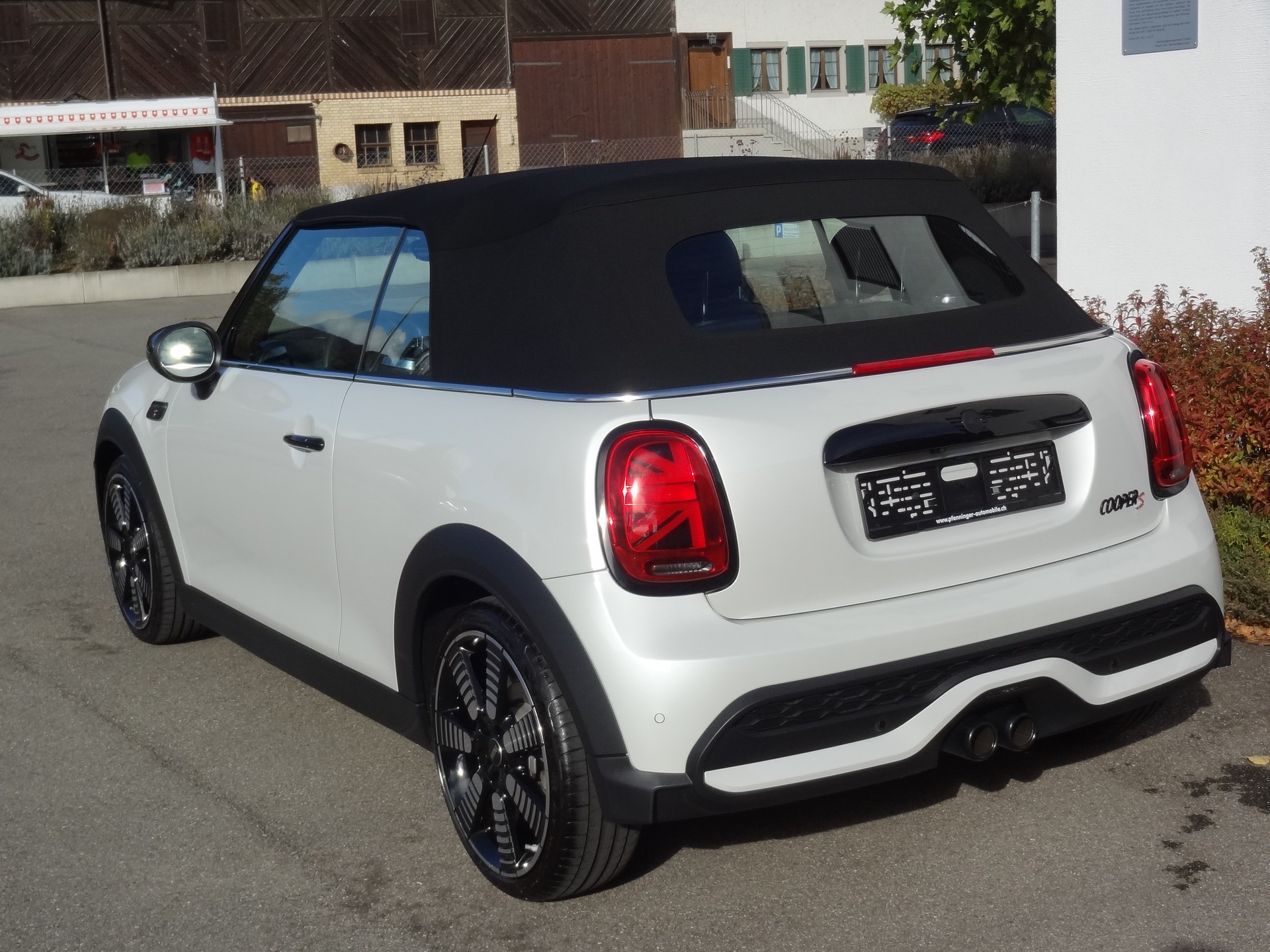 MINI Cooper S Cabriolet DKG-showroom-element-2