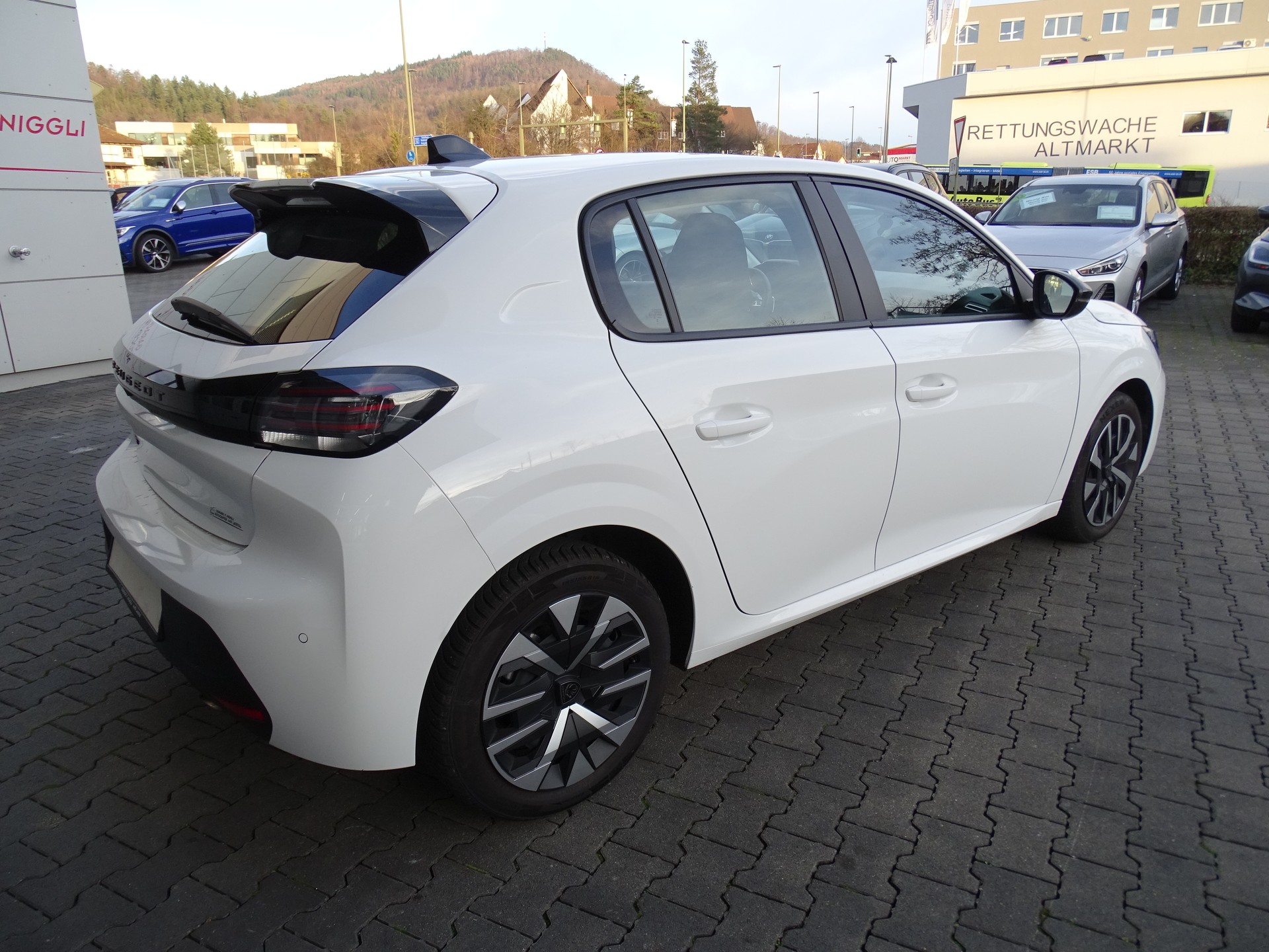 PEUGEOT 208 1.2 PureTech Active EAT8-image-6