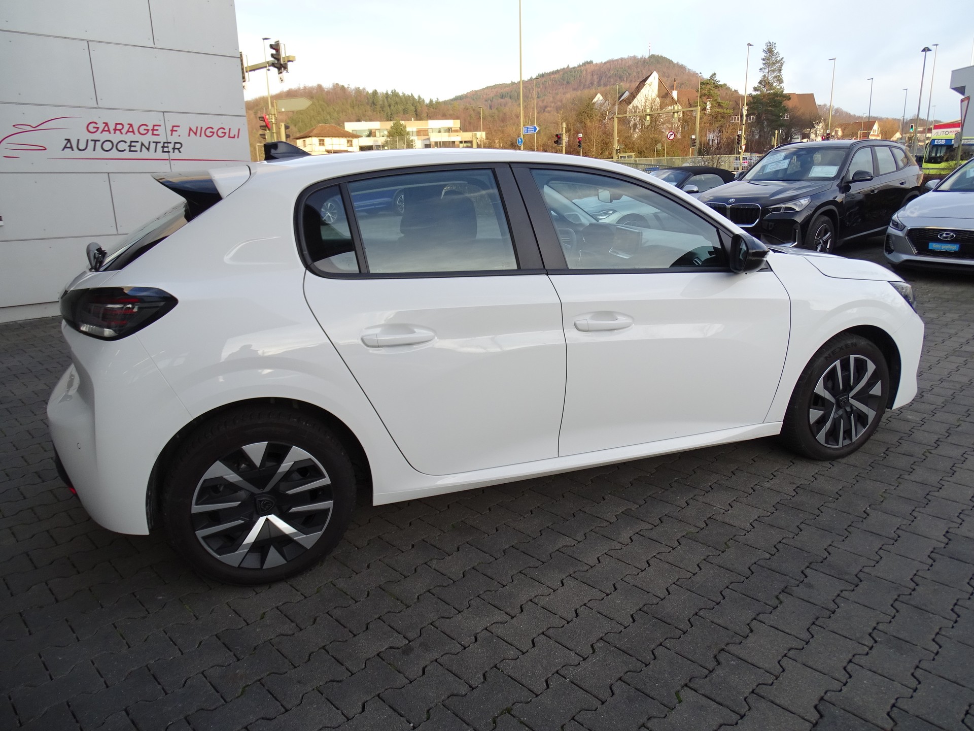 PEUGEOT 208 1.2 PureTech Active EAT8-image-5